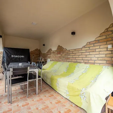 Pipacsos Vendeghazak *