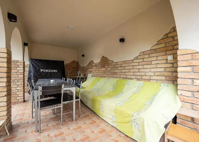 Pipacsos Vendeghazak *